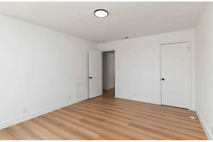 $2400 : Newly Renovated 3 Bed in LA image 5