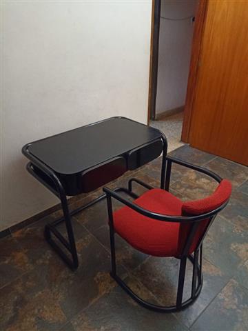 $150000 : Escritorio y silla image 3