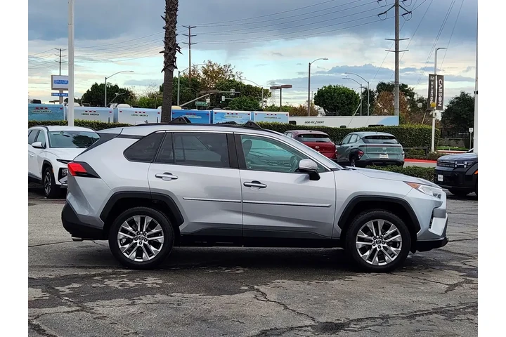 $25848 : Toyota RAV4 2021 XLE Premium image 8