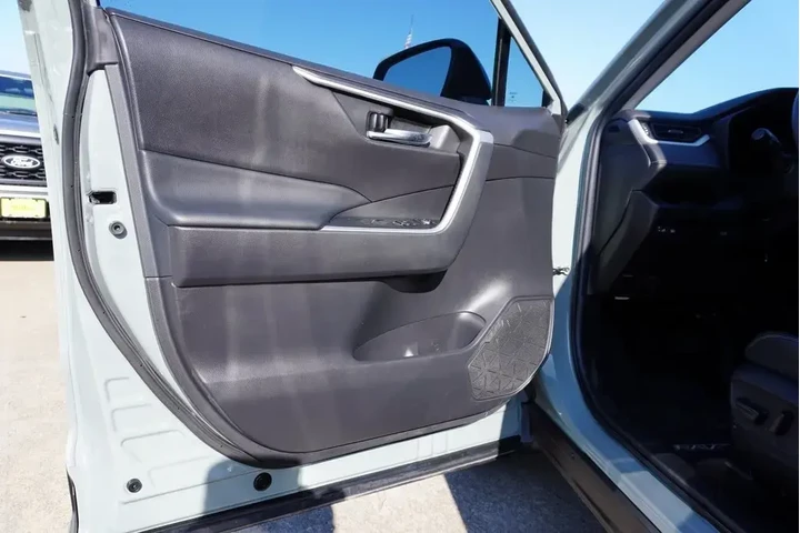 $29988 : Toyota RAV4 2023 XLE Premium image 8