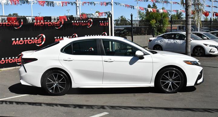 $23987 : Camry SE Sedan 4D image 9