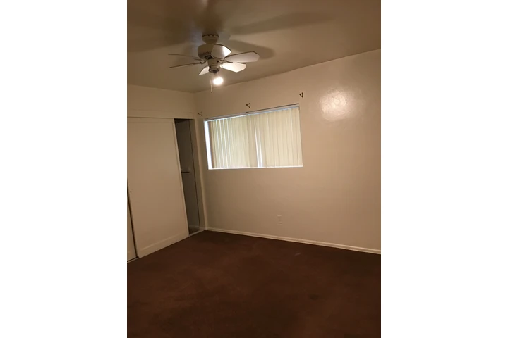 $1095 : Apt amplio 1Rec por El Colegio image 4