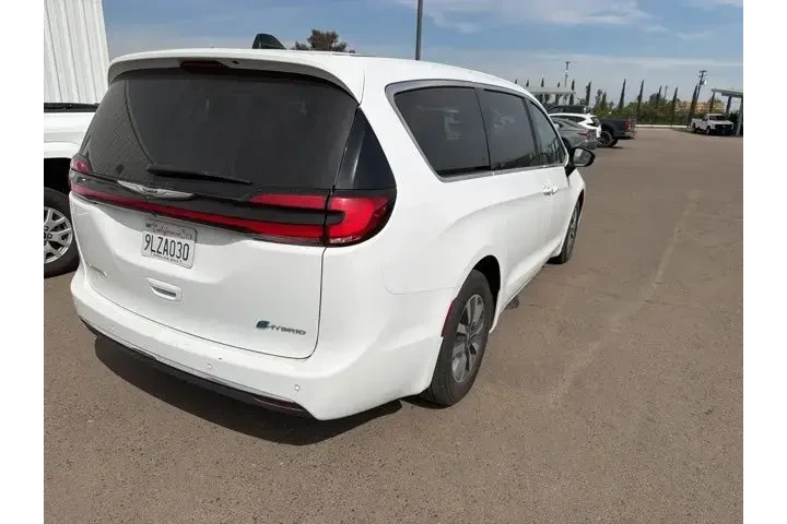 $25900 : Chrysler Pacifica Plug-In Hy image 4