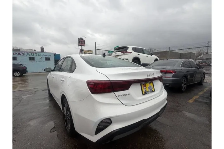 2024 Forte LXS image 6