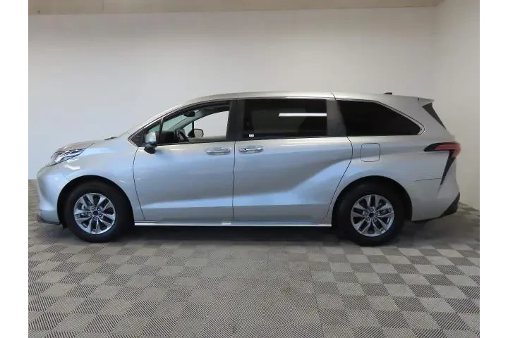$38995 : Toyota Sienna 2022 XLE 8-Pas image 10
