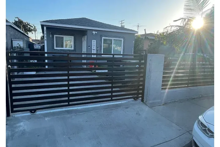 $2200 : HOUSE RENT IN Compton CA image 1