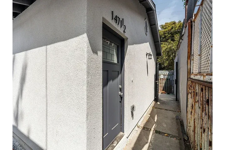 $2395 : Beautiful Home 2B/1B image 2