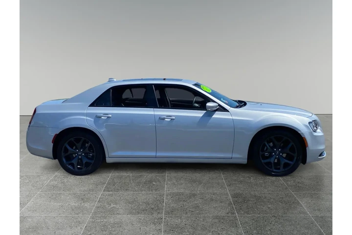 $33089 : Chrysler 300 2023 S V6 4dr S image 6