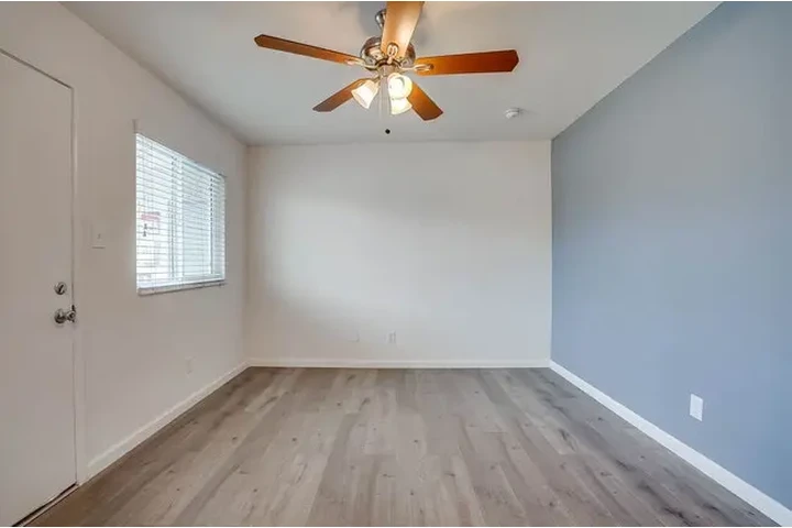 $1300 : Charming Courtyard Apartments image 5