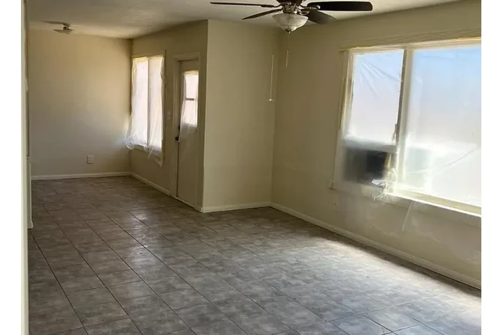 $1700 : 3 BEDROOM HOUSE GARAGE PARKING image 1