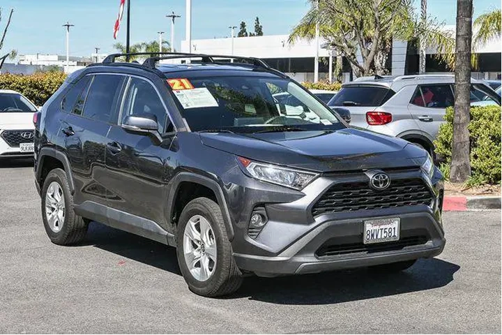$23845 : Toyota RAV4 2021 XLE 4dr SUV image 3