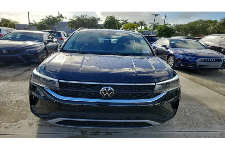 $17977 : Volkswagen Taos 2023 S 4dr S image 2