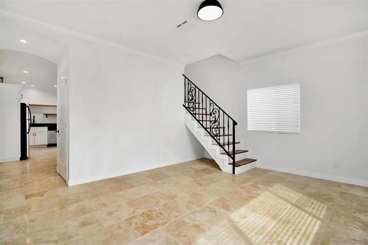 $1800 : North Hollywood 2 & 2.5 Home image 10