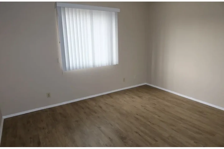 $1950 : 2 Bedroom Apt in W Adams  Blvd image 6