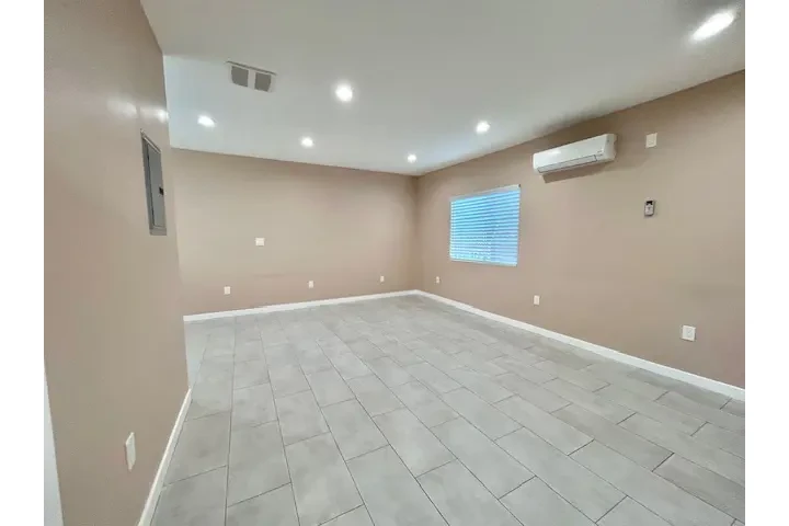 $1850 : SE RENTA Estudio Nuevo 90044 image 5