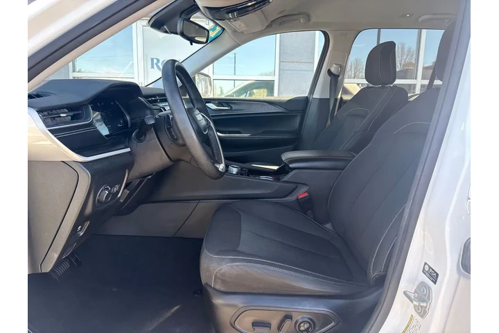 $30995 : 2023 Grand Cherokee Laredo 4x4 image 10