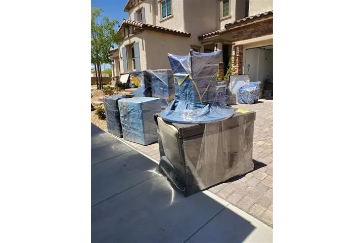 MOVING / MUDANZAS image 4