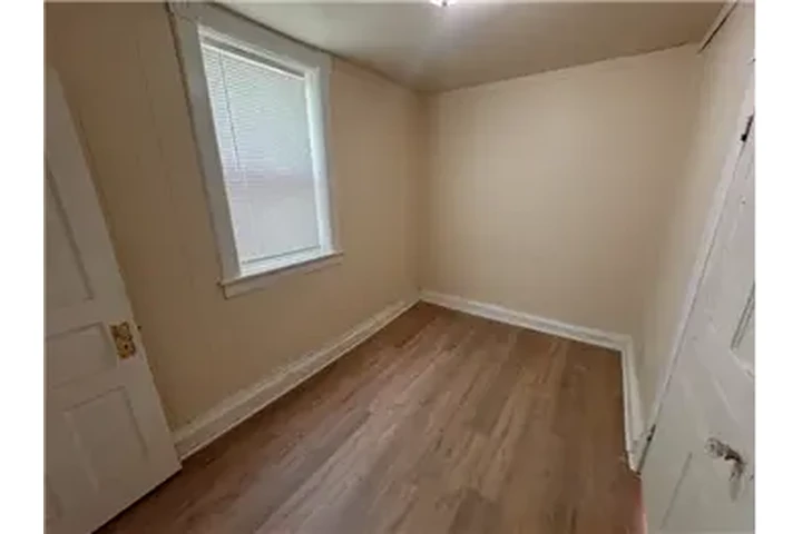 $995 : Rental property with 2 bedro image 3