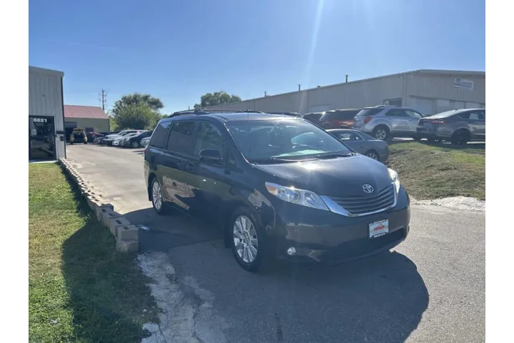 $12990 : 2014 Sienna XLE 7-Passenger image 8