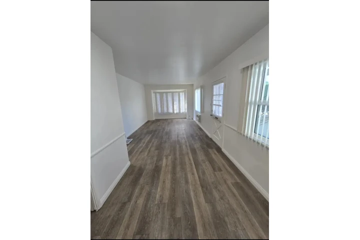 $1500 : Authentically  pleasing house image 9
