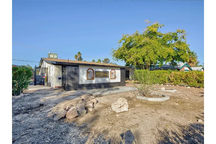 $1000 : spacious space and kitchen image 1