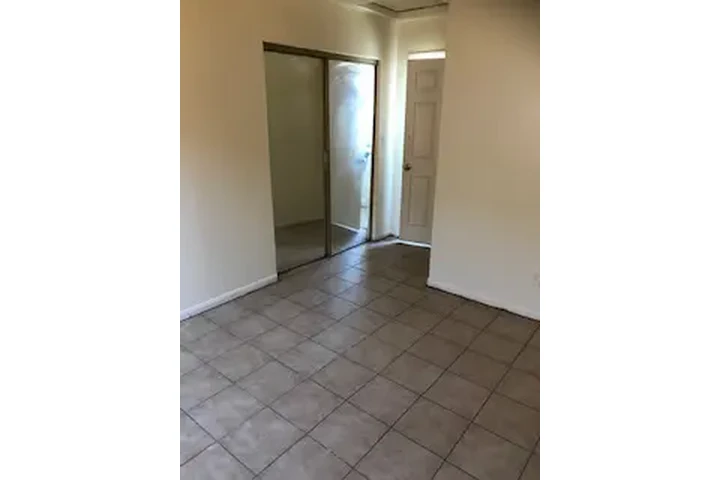 $750 : Cuarto en Renta image 4