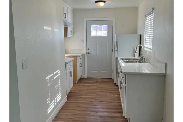 $1700 : HOUSE RENT IN Pico Rivera, CA image 1
