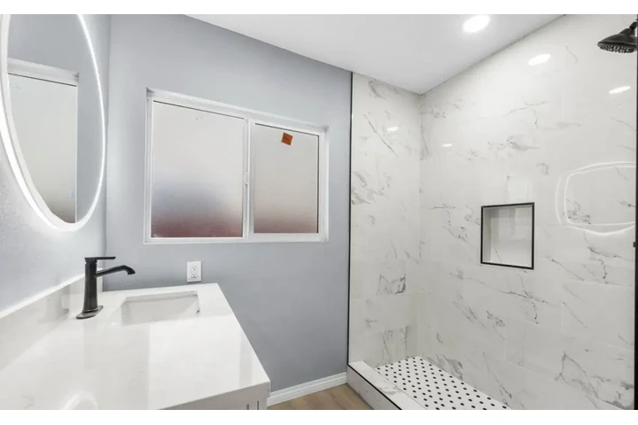 $2450 : 3Bed 2Bath Home In South Gate image 9