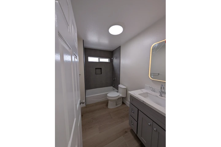 $3950 : 629 E 83rd St 90001 image 9