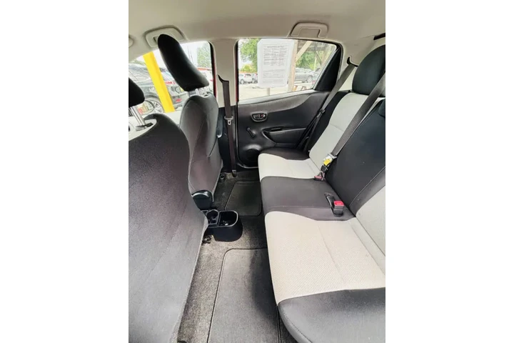 2012 Yaris 5-Door SE image 8