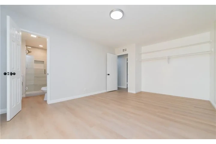 $2175 : 2 Bedroom Home in Los Angeles image 8