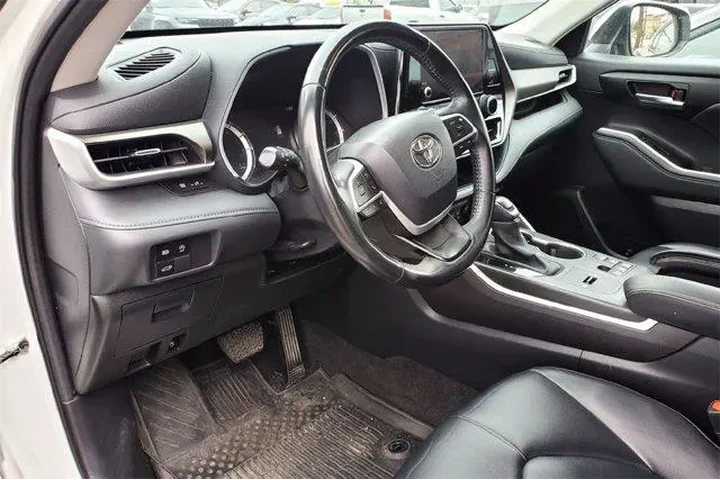 $30030 : Toyota Highlander 2023 LE 4d image 9