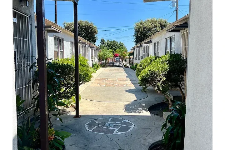 $1050 : One bedroom room decent apartm image 2