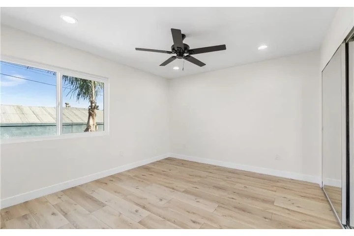 $1950 : 2 Bedroom Apt in Los Angeles image 7