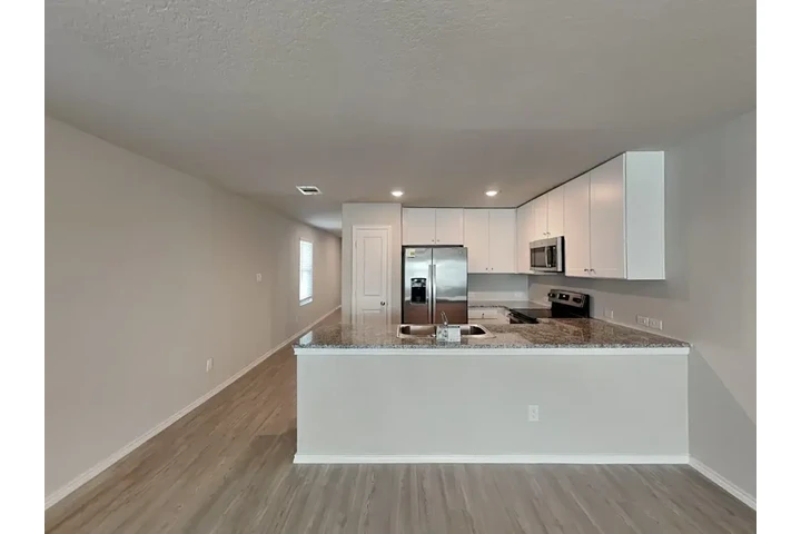 $972 : Comfortable Apartment image 3