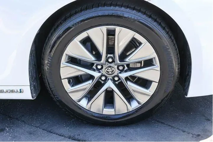 $9898 : Toyota Mirai 2022 XLE 4dr Se image 9