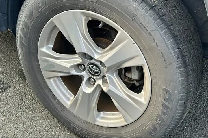 $29990 : Toyota RAV4 2021 AWD XLE 4dr image 4