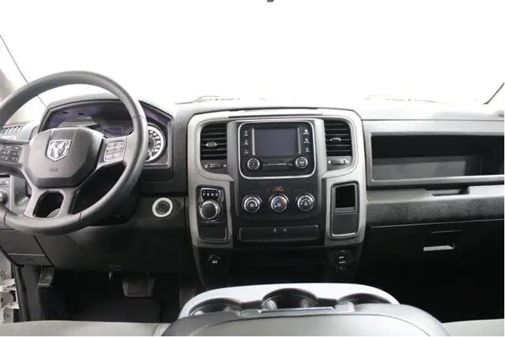 $29938 : Ram 1500 Classic 2022 4x2 Tr image 2