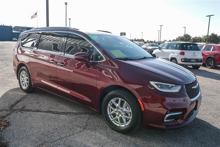 $25988 : 2021 Pacifica Touring L image 3