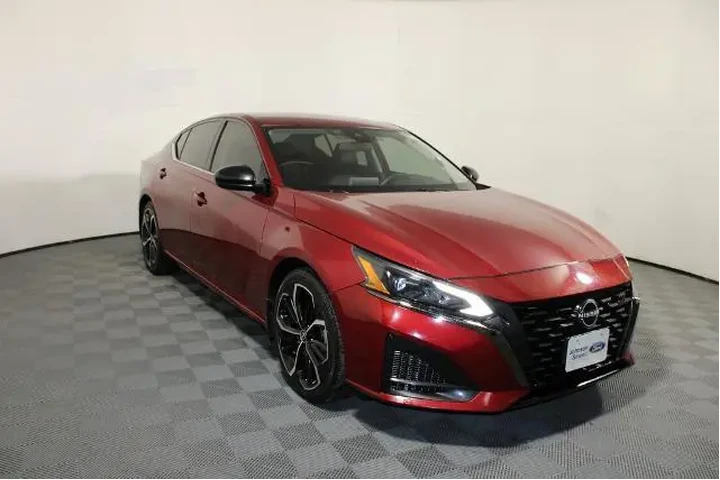 $19700 : Nissan Altima 2023 2.5 SR 4d image 1