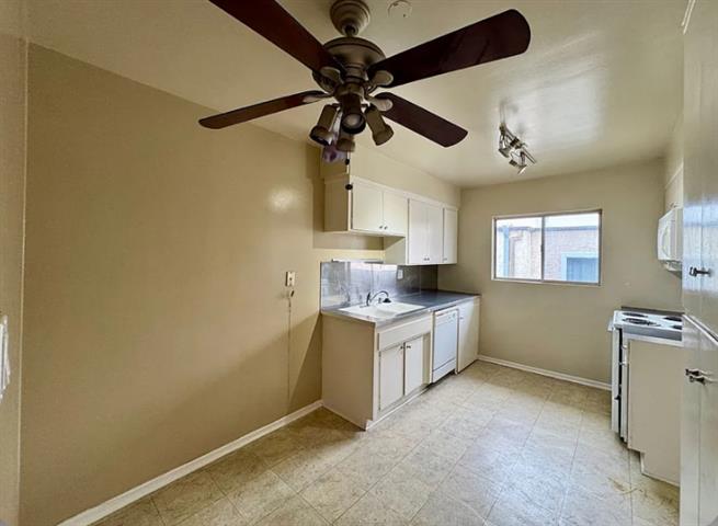 $1750 : Upstairs is a 2-bed/2-bath uni image 1