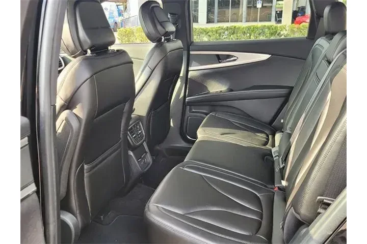 $22990 : Lincoln Nautilus 2020 4dr St image 4