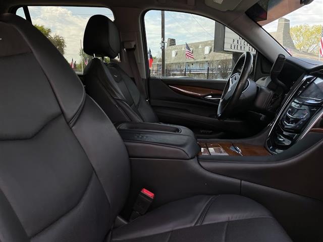 2017 Escalade 4WD 4dr image 10