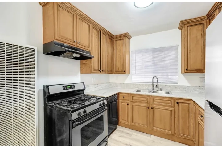 $1900 : 2 Bedroom Apt in Koreatown image 3