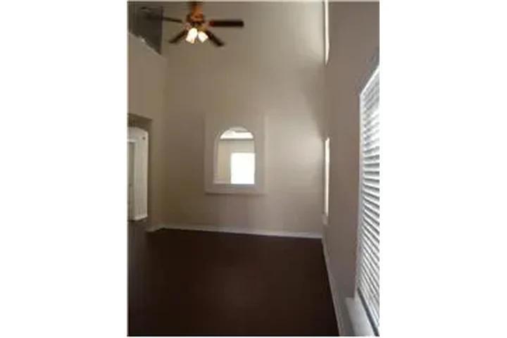 $2000 : Rental property with 4 bedro image 5