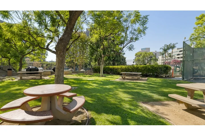 $1379 : MOVE IN SPECIAL 1BED 1BATH image 4