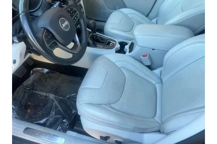 $20500 : 2019 Cherokee Overland image 9
