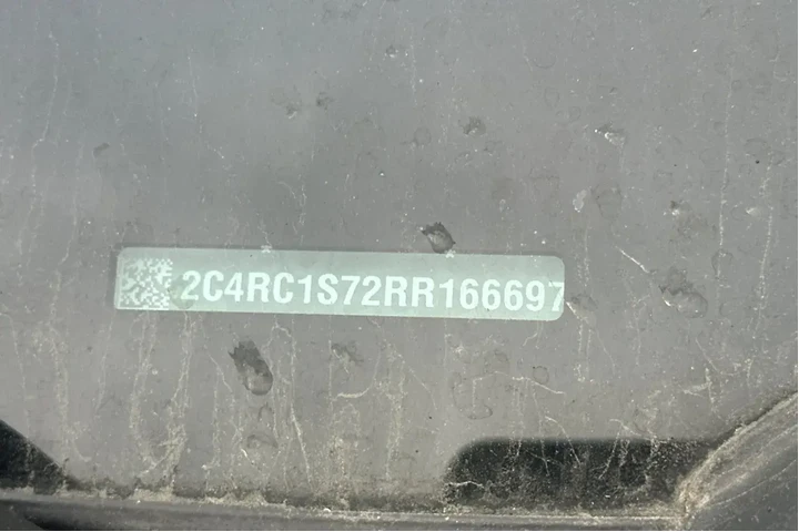 $29490 : Chrysler Pacifica Plug-In Hy image 8