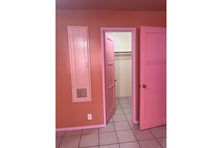 $2100 : Spacious apartment image 5