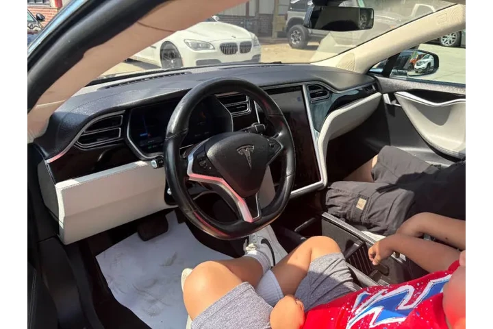 $17950 : 2015 Model S 85D image 8